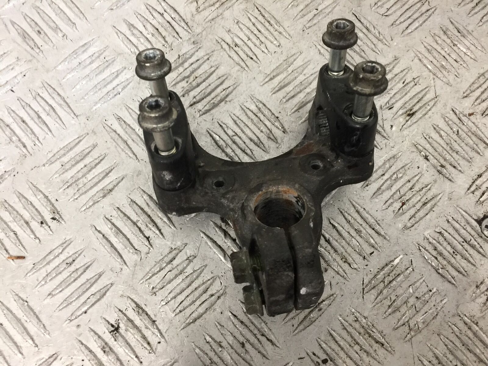 SUZUKI AN 250 BURGMAN HANDLEBAR CLAMP  YEAR 1999  (STOCK 881)