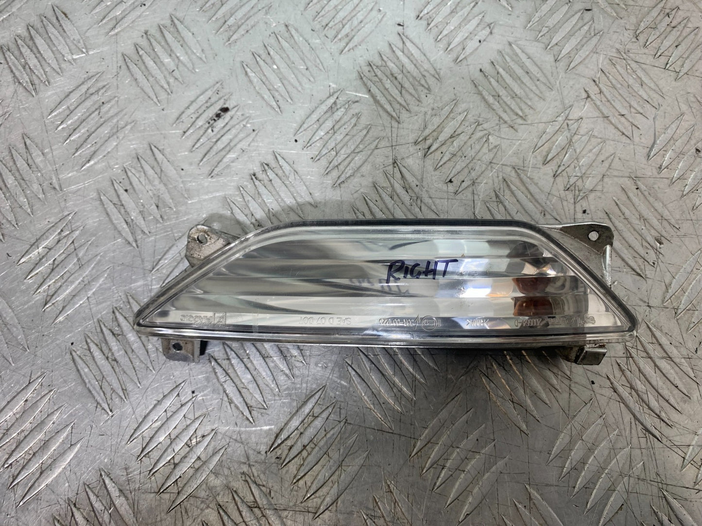 PIAGGIO MP3 250 ie FRONT RIGHT INDICATOR  YEAR 2007 (CMB1307)