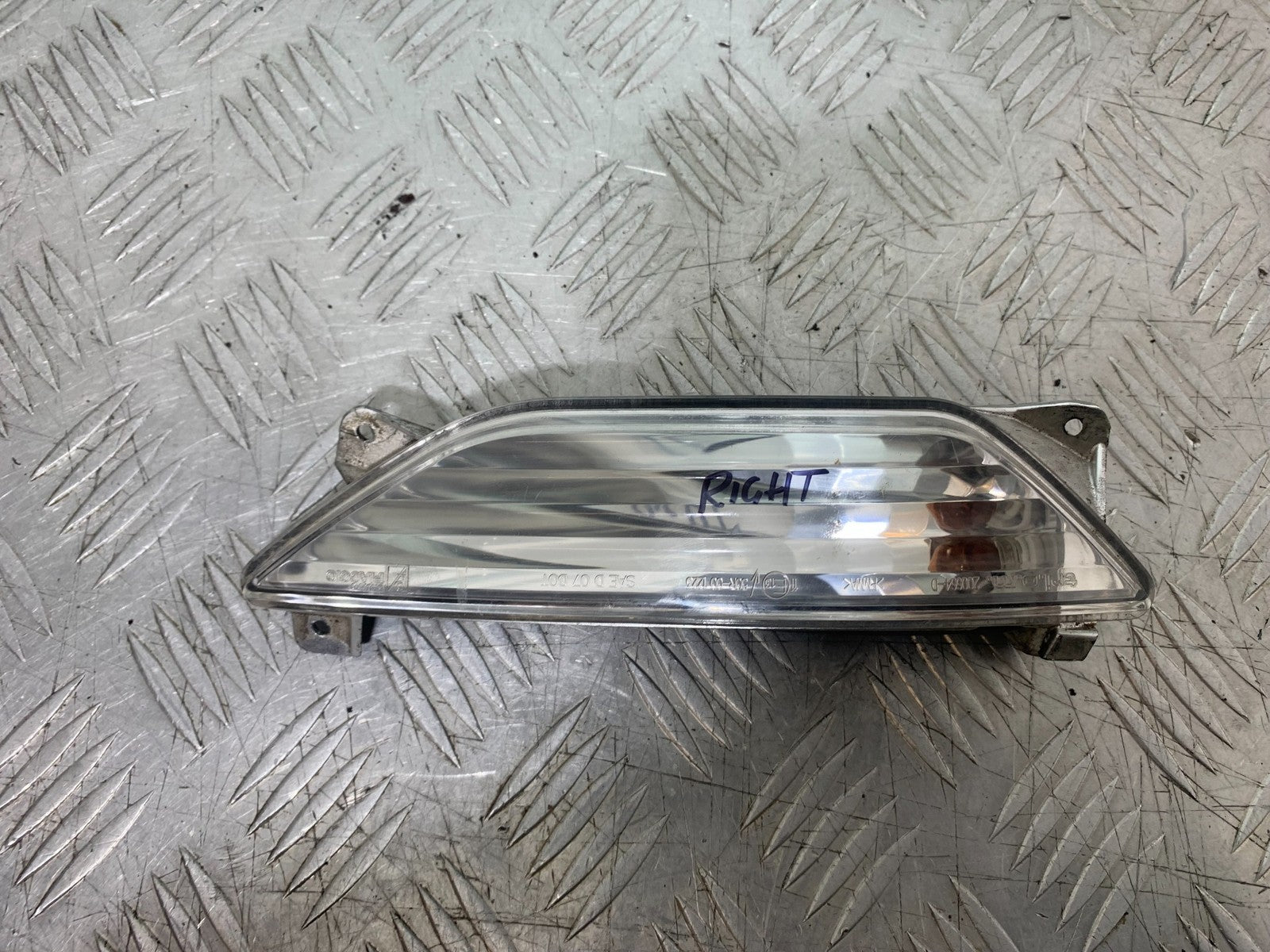 PIAGGIO MP3 250 ie FRONT RIGHT INDICATOR  YEAR 2007 (CMB1307)