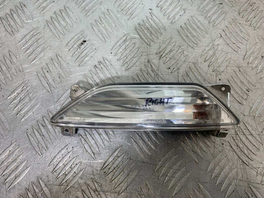 PIAGGIO MP3 250 ie FRONT RIGHT INDICATOR  YEAR 2007 (CMB1307)
