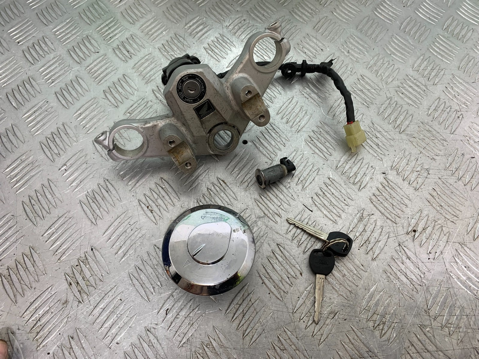 HONDA XL125 VARADERO LOCKS AND KEYS  YEAR 2001-2006  (CMB1304)