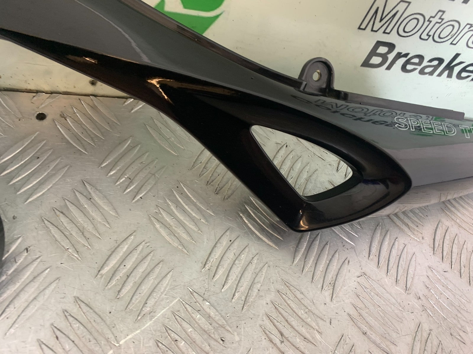 TRIUMPH 1050 SPEED TRIPLE LEFT SEAT PANEL YEAR 2005-2007 (CMB1322)