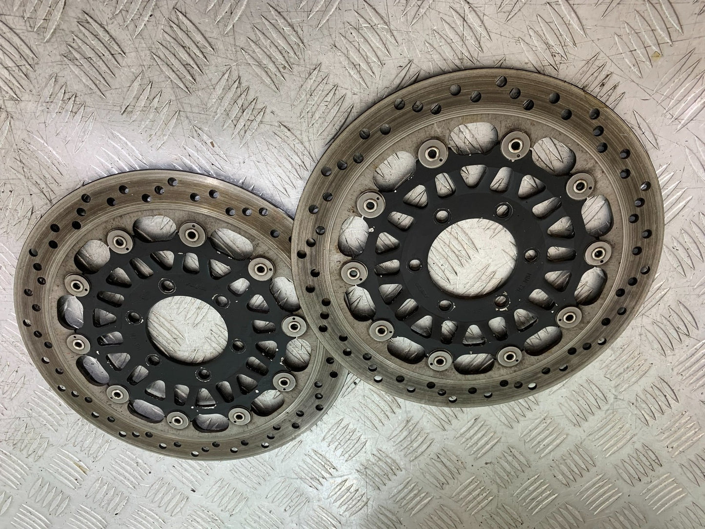 TRIUMPH 955I SPRINT RS FRONT DISCS  YEAR 1999-03 (CMB1313)