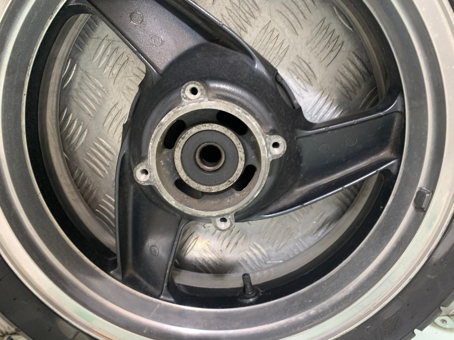 KAWASAKI ZZR1100 D REAR WHEEL  YEAR 1993-2001 (CMB1289)