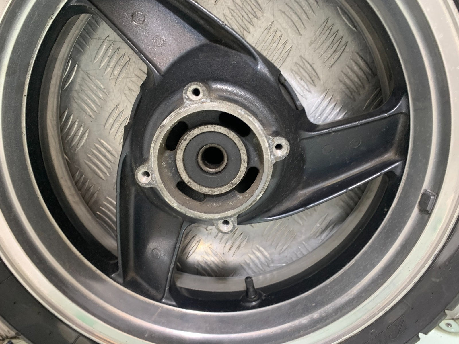 KAWASAKI ZZR1100 D REAR WHEEL  YEAR 1993-2001 (CMB1289)