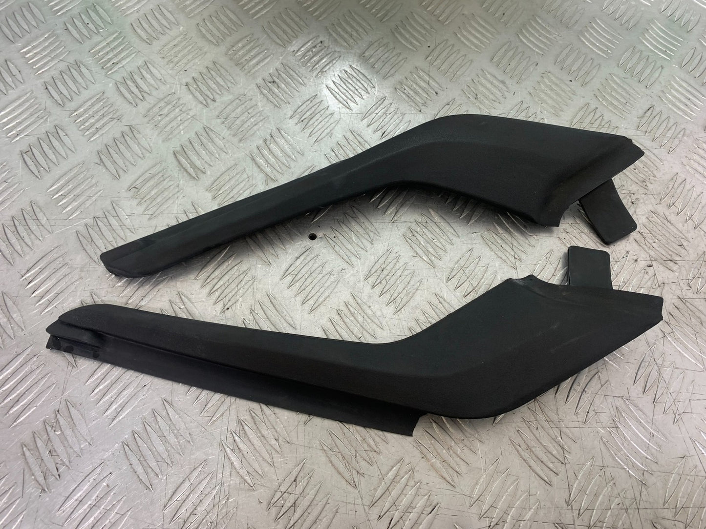 TRIUMPH 1050 SPRINT GT LEFT & RIGHT TANK INFILL RUBBERS YEAR 2010-2016 (CMB1250)