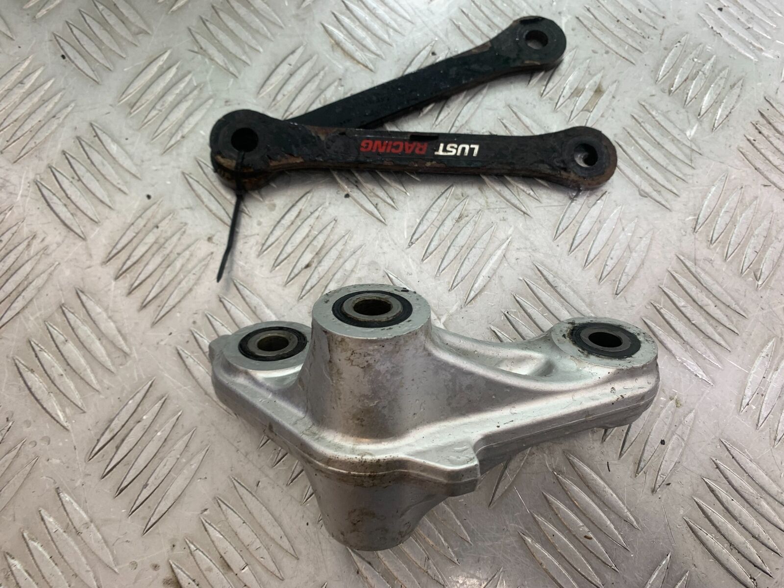 TRIUMPH TIGER 800 REAR SHOCK LINKAGE  YEAR 2011-2014 (CMB1113)