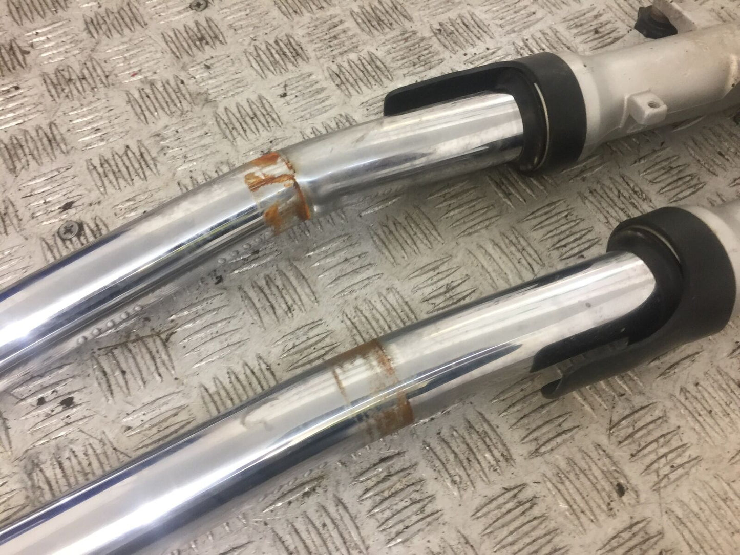 YAMAHA FZ6 FORKS (BENT SOLD FOR PARTS)  YEAR 2004 (STOCK 693)
