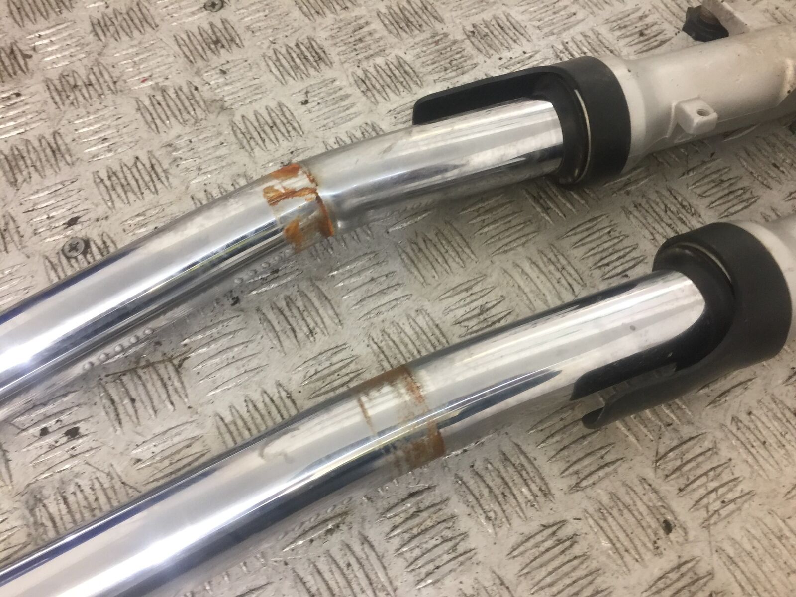 YAMAHA FZ6 FORKS (BENT SOLD FOR PARTS)  YEAR 2004 (STOCK 693)