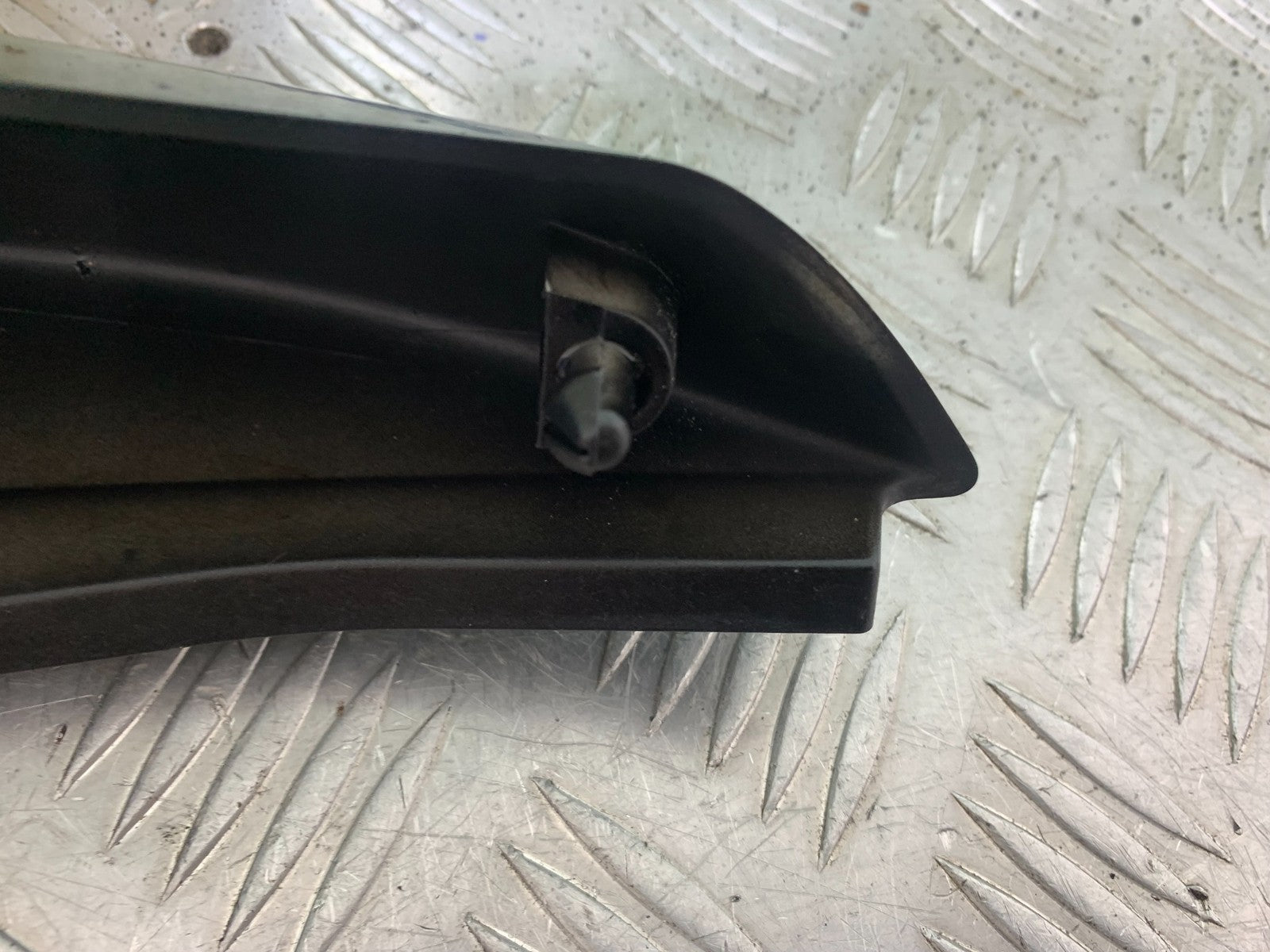 TRIUMPH SPEED TRIPLE R 1050 LEFT SEAT PANEL  2009 (CMB1183)