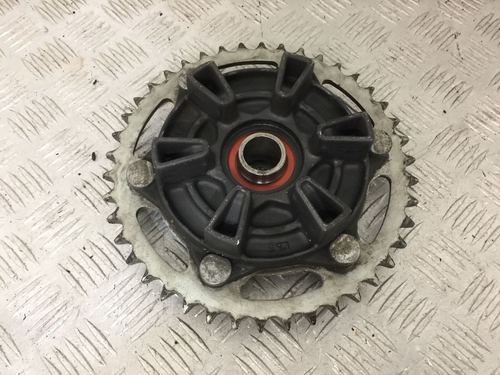 HONDA CBR1000 rr FIREBLADE SPROCKET CARRIER YEAR 2004  (STOCK 853)