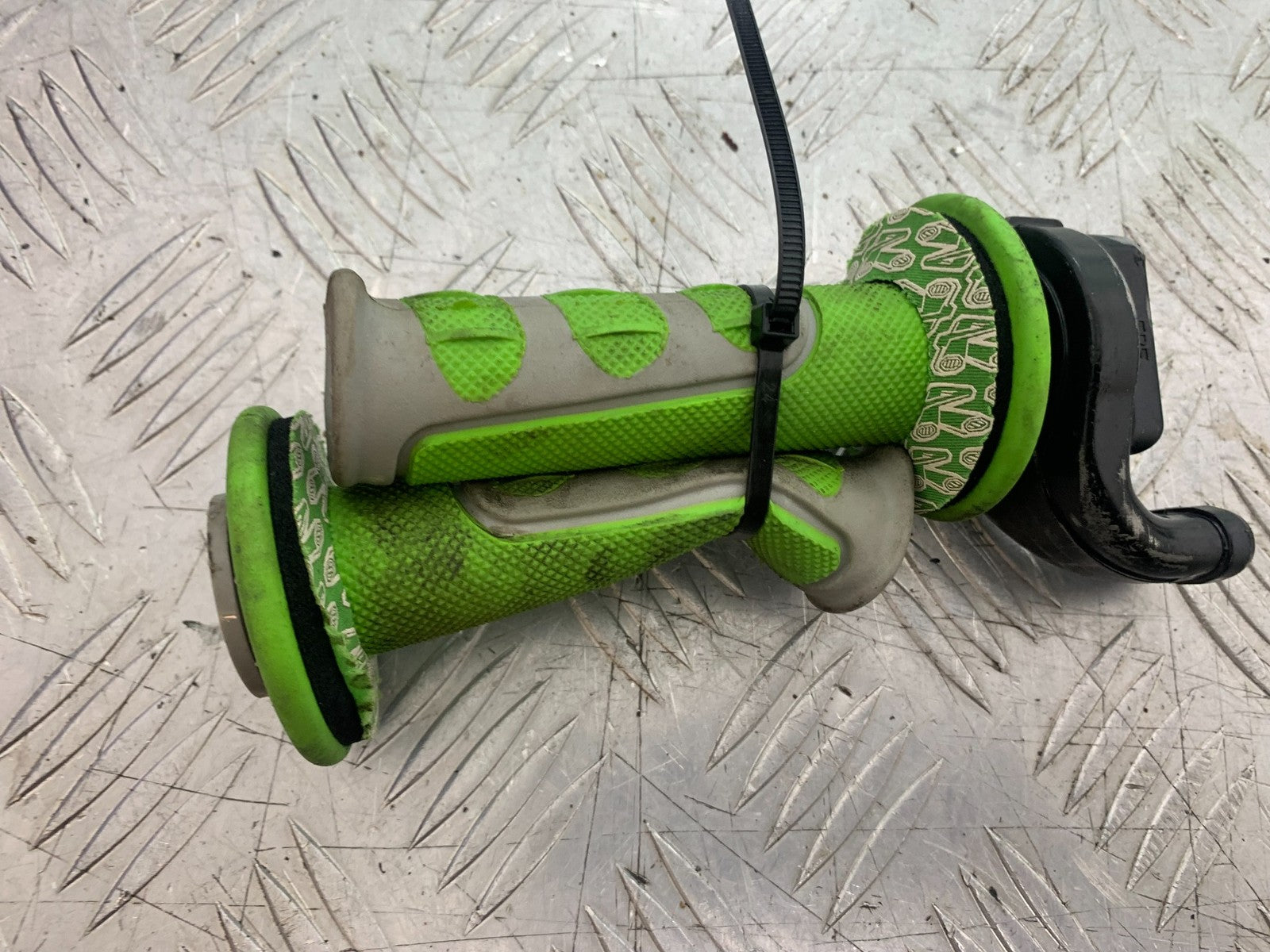 KAWASAKI KXF450 KXF 450 THROTTLE AND GRIPS   YEAR 2013 CMB1217)