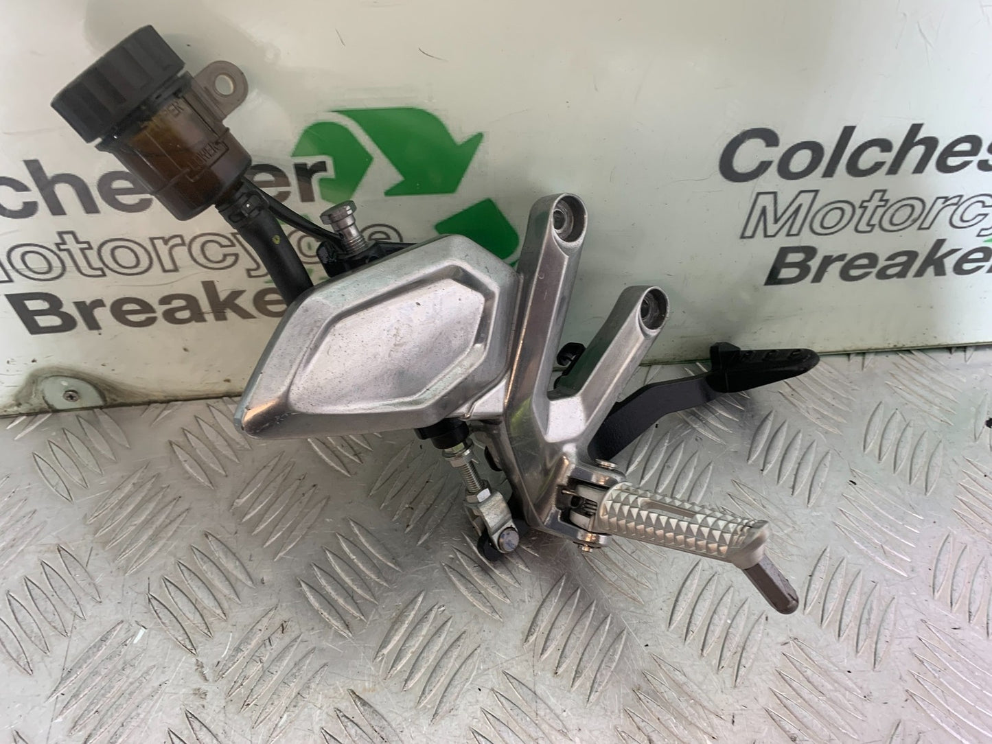 TRIUMPH TRIDENT 660 FRONT RIGHT HANGER PEDAL PEG  YEAR 2021-2024 (CMB1295)