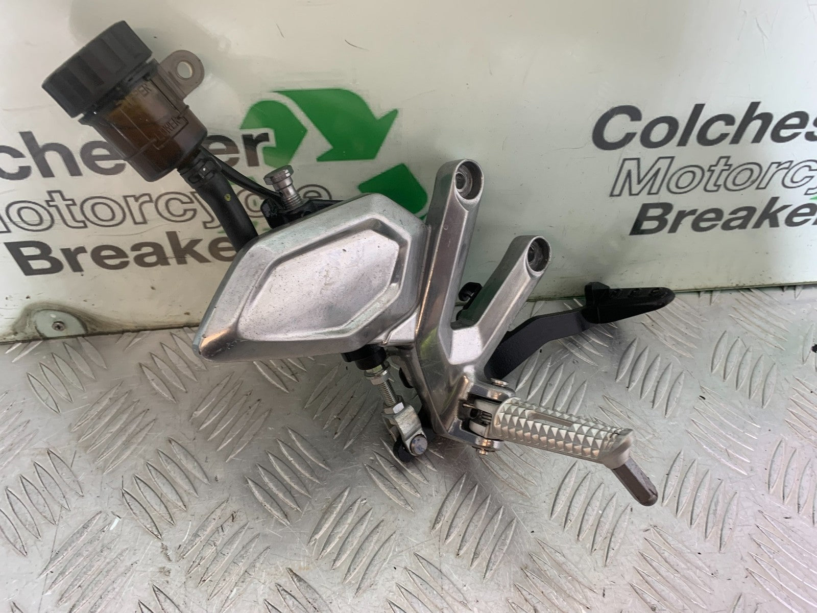 TRIUMPH TRIDENT 660 FRONT RIGHT HANGER PEDAL PEG  YEAR 2021-2024 (CMB1295)
