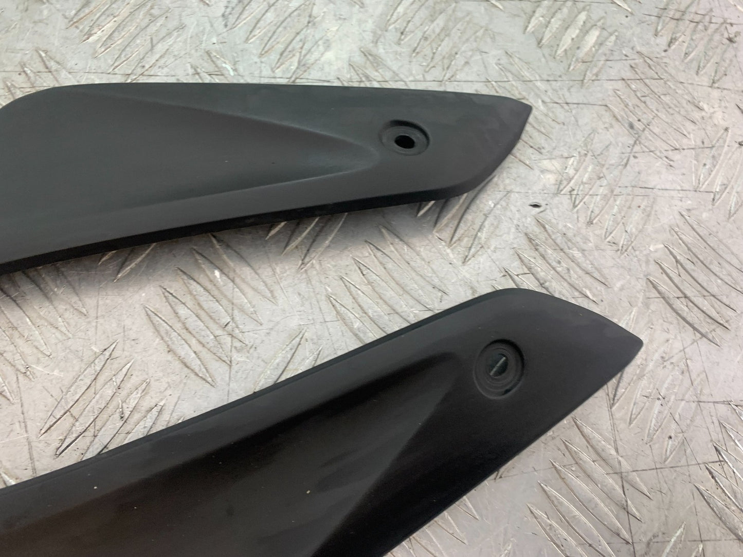HONDA CBR1000 rr FIREBLADE LEFT AND RIGHT TANK INFILL PANELS YEAR 2006 (CMB1220)