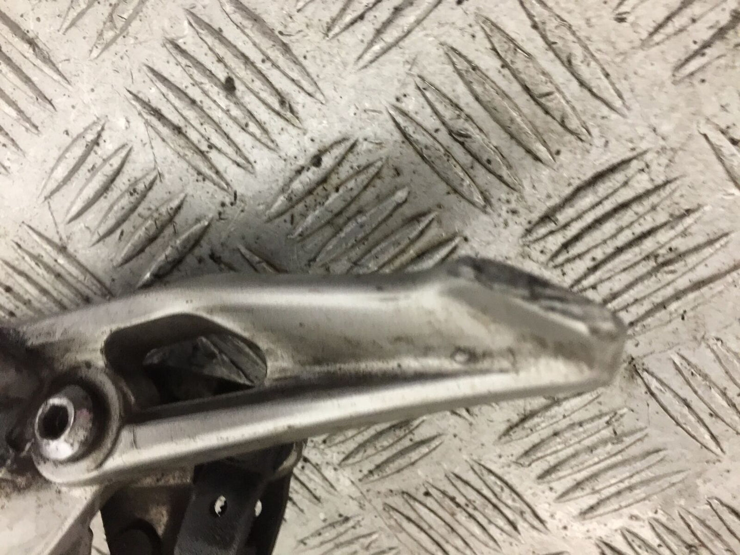YAMAHA MT09 MT-09 FRONT RIGHT HANGER YEAR 2018 (STOCK 906)