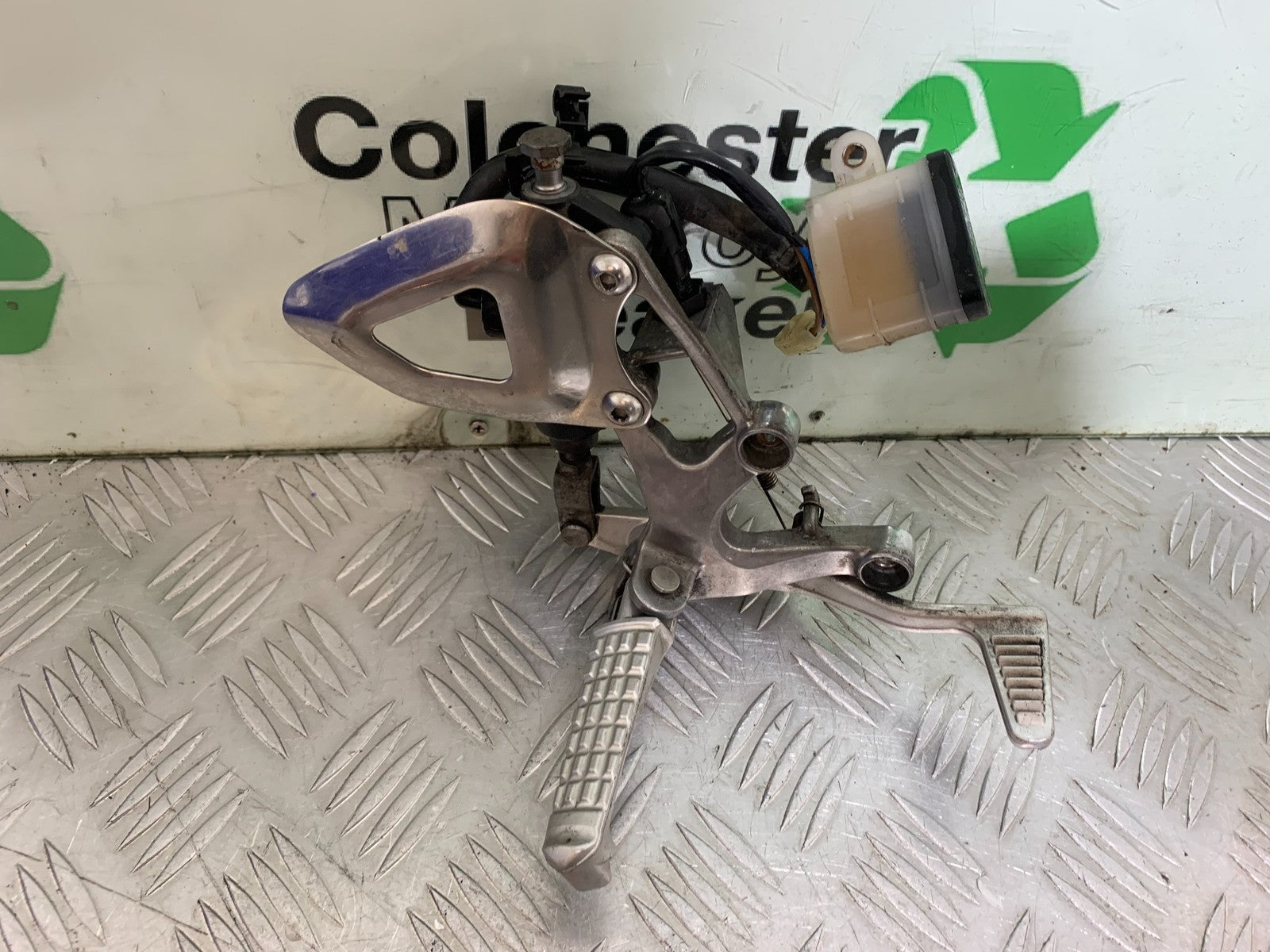 TRIUMPH SPEED TRIPLE R 1050 FRONT RIGHT HANGER COMPLETE   2009 (CMB1183)