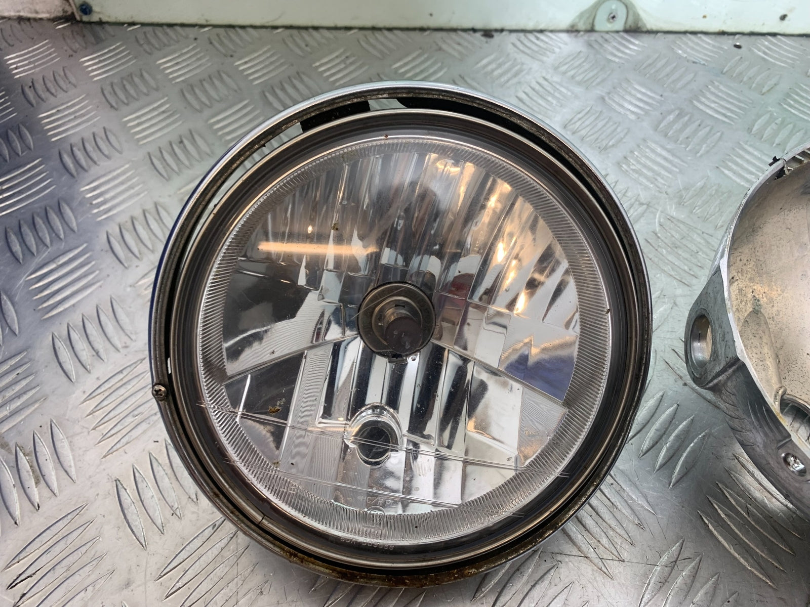 SUZUKI GSF600 GSF 600 BANDIT HEADLIGHT AND BACKING   YEAR 2001-2003 (CMB1157)