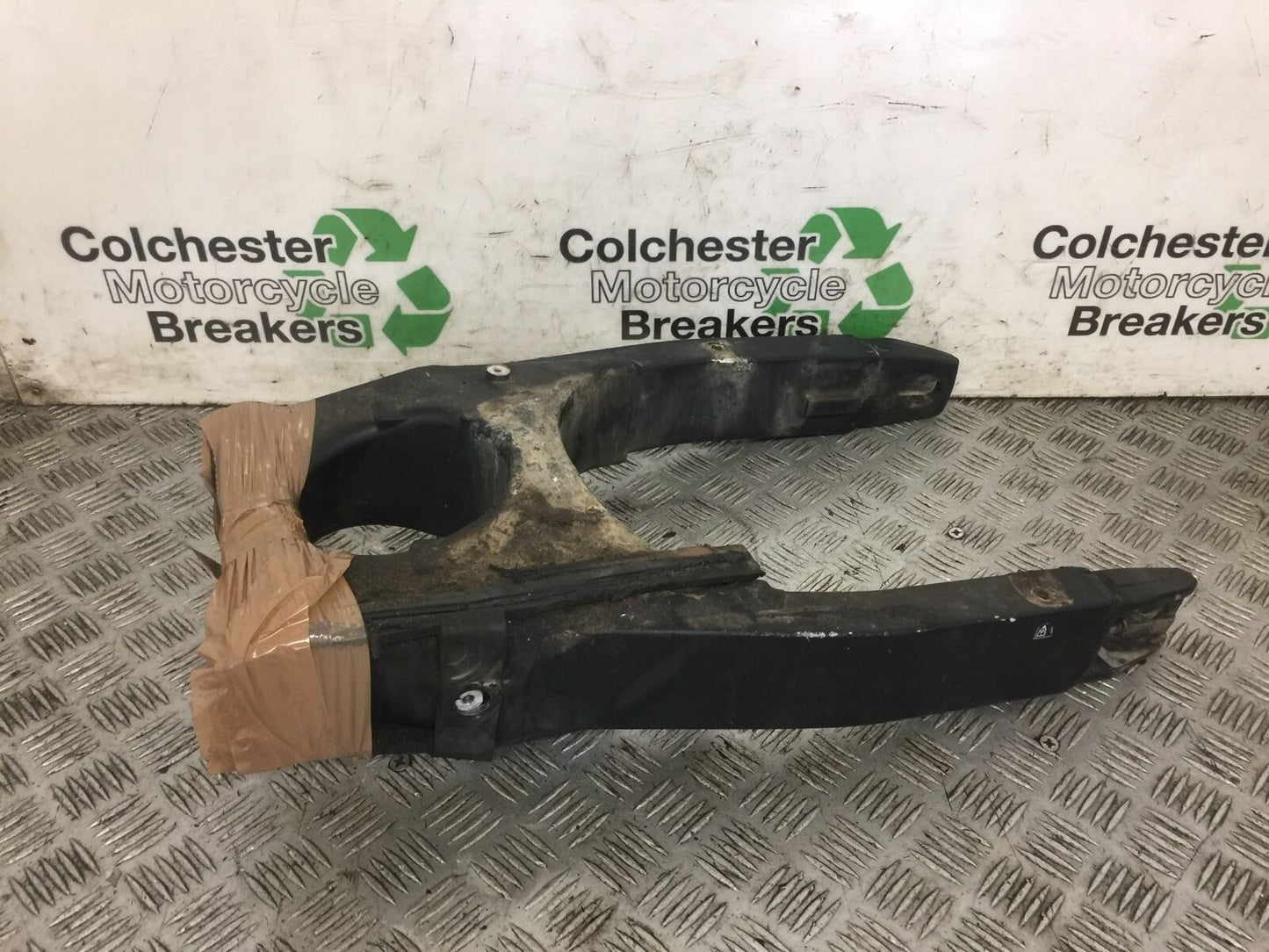 TRIUMPH TT600 TT 600 SWINGARM  YEAR 2001 (STOCK 597)