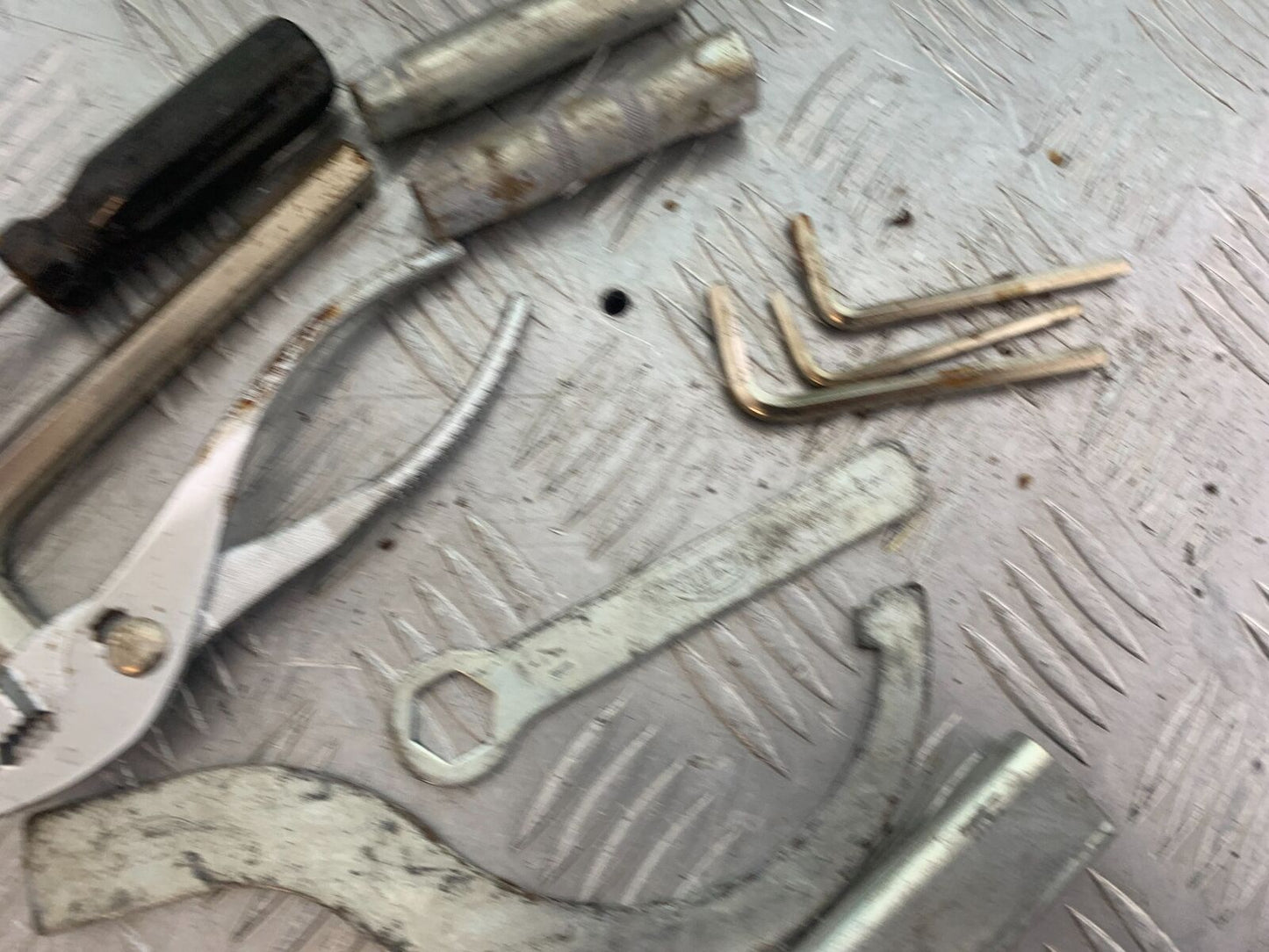 TRIUMPH 955i SPRINT ST TOOLS  YEAR 1999-2004 (CMB1124)