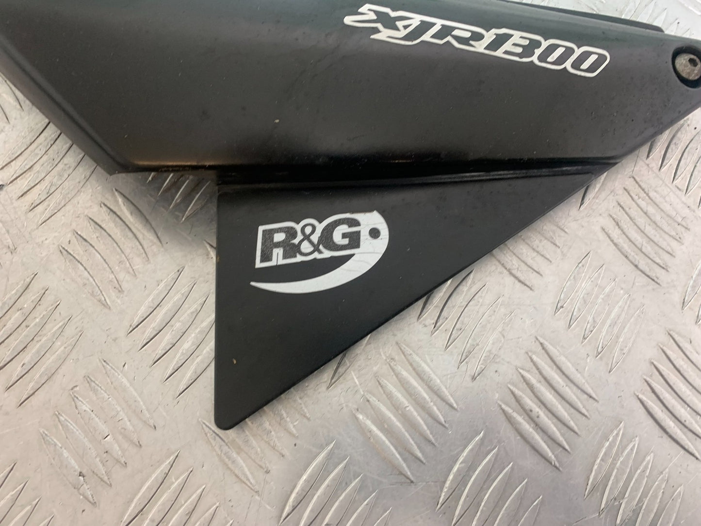 YAMAHA XJR1300 XJR 1300 LEFT SEAT PANEL  1999-2003 (CMB1119)