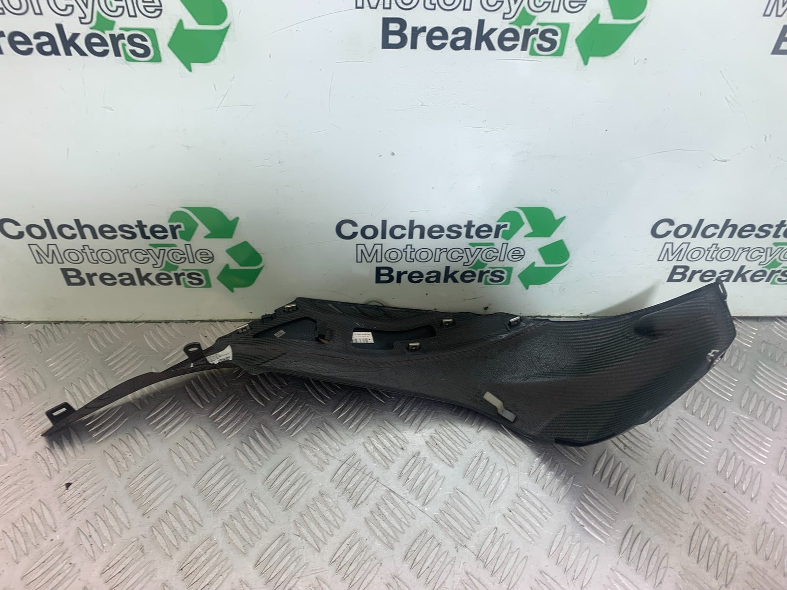 BMW M1000 R RIGHT CARBON TANK PANEL (DAMAGED) YEAR 2023-2024 (CMB1140)