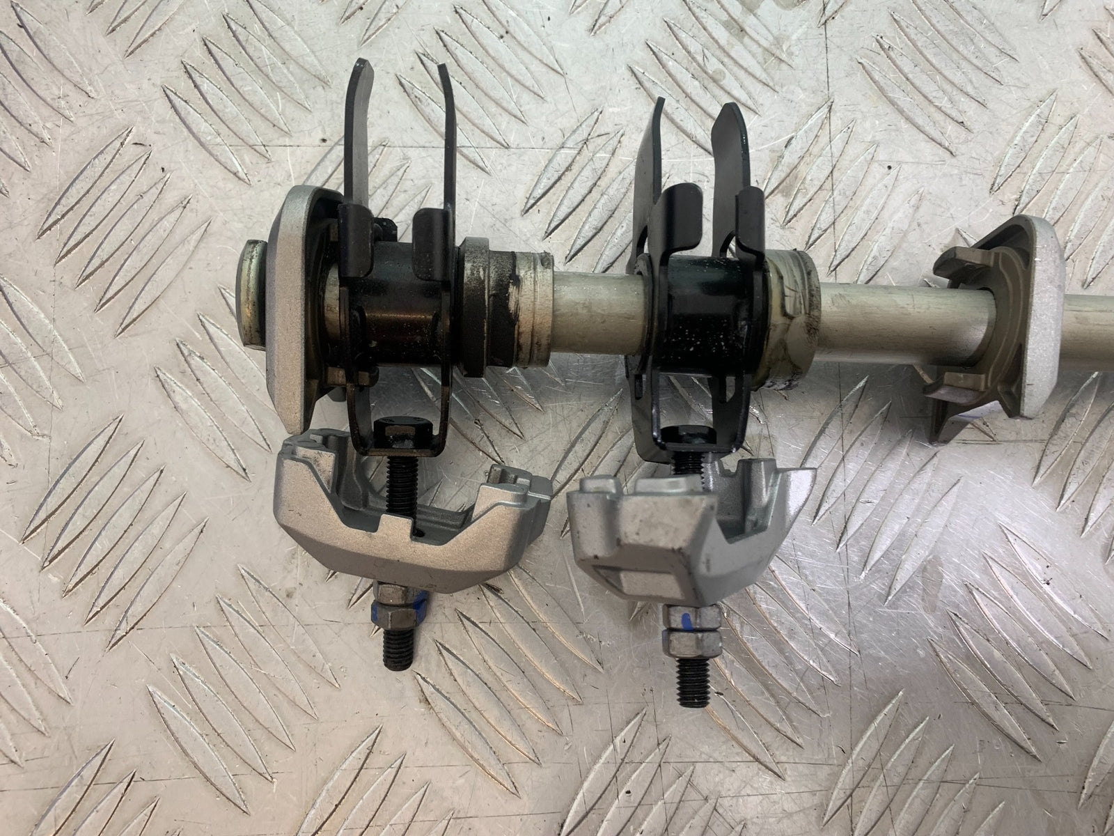 TRIUMPH TRIDENT 660 REAR WHEEL SPINDLE AND ADJUSTERS  YEAR 2021-2024 (CMB1148)