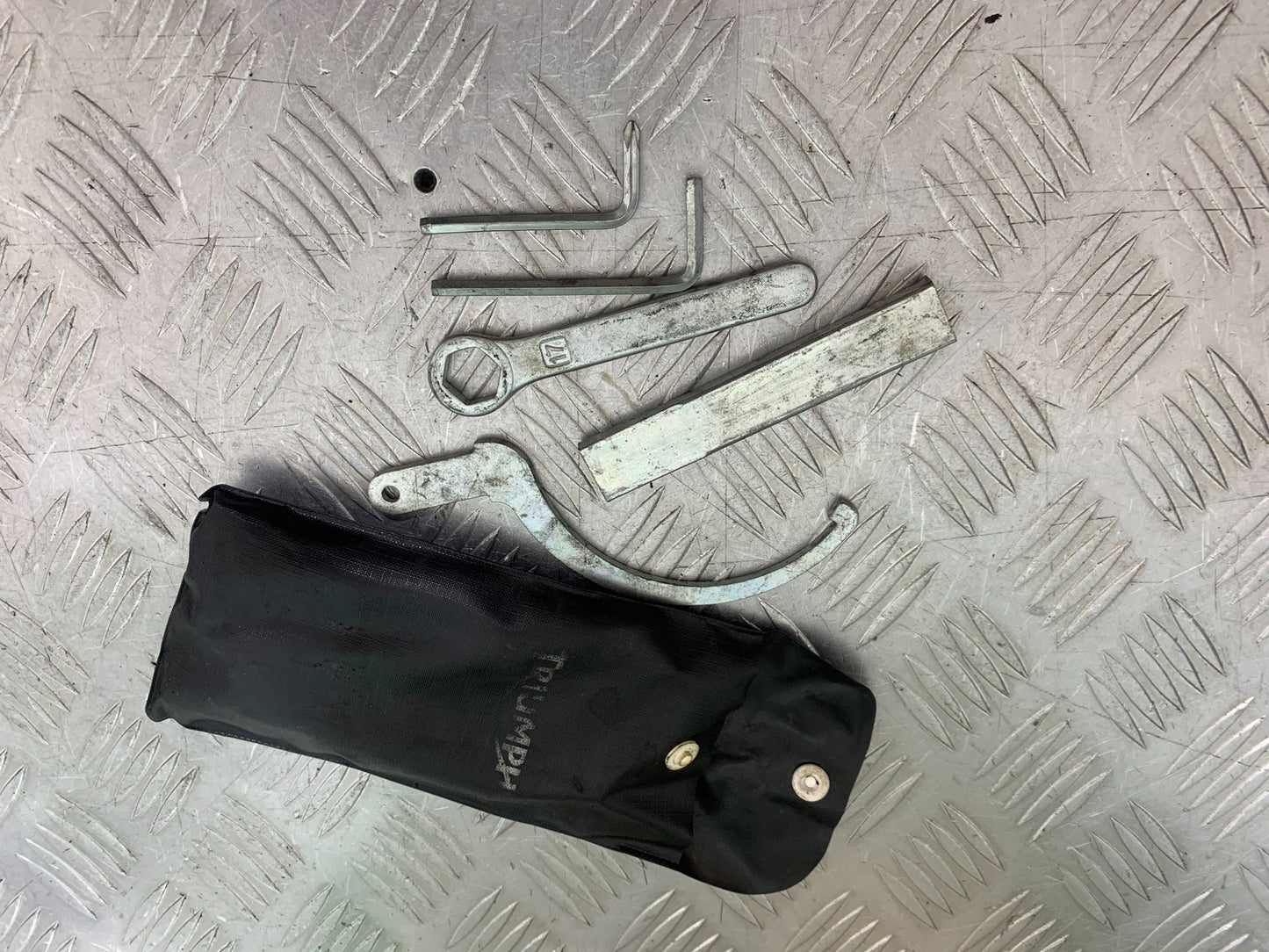 TRIUMPH 1050 SPRINT ST TOOL KIT    2003-2011 (CMB1285)