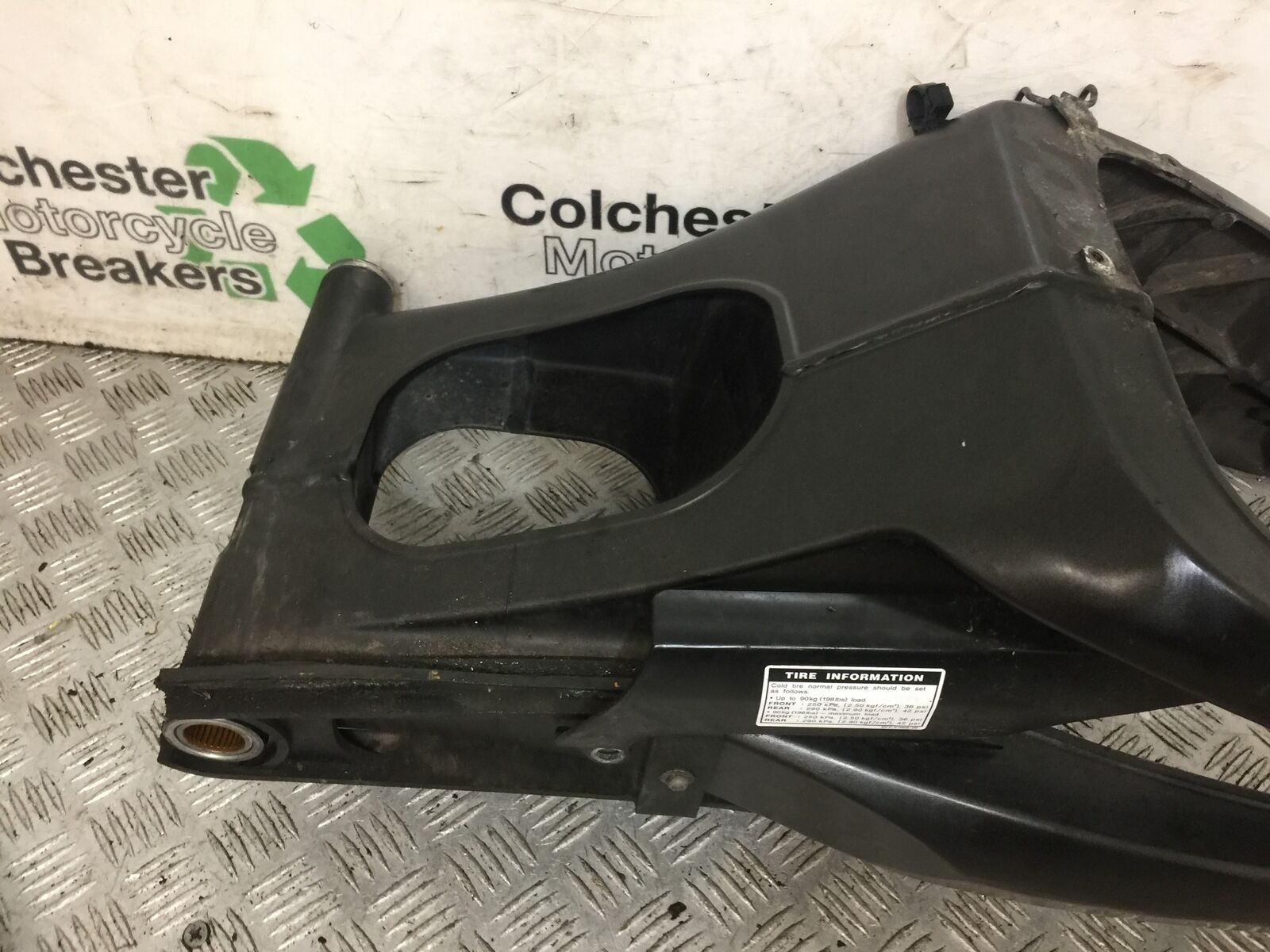 YAMAHA FZ1-N  SWINGARM  YEAR 2006-2012  (STOCK 787)