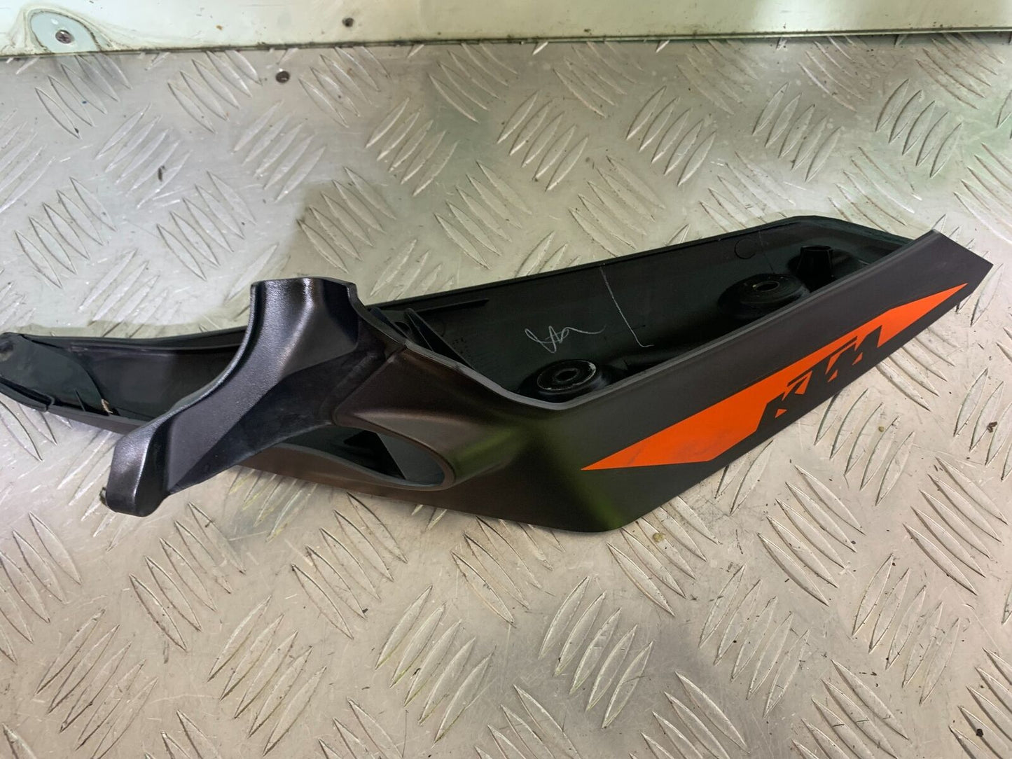 KTM 125 DUKE LEFT SEAT PANEL   YEAR 2018-2023 (CMB1083)