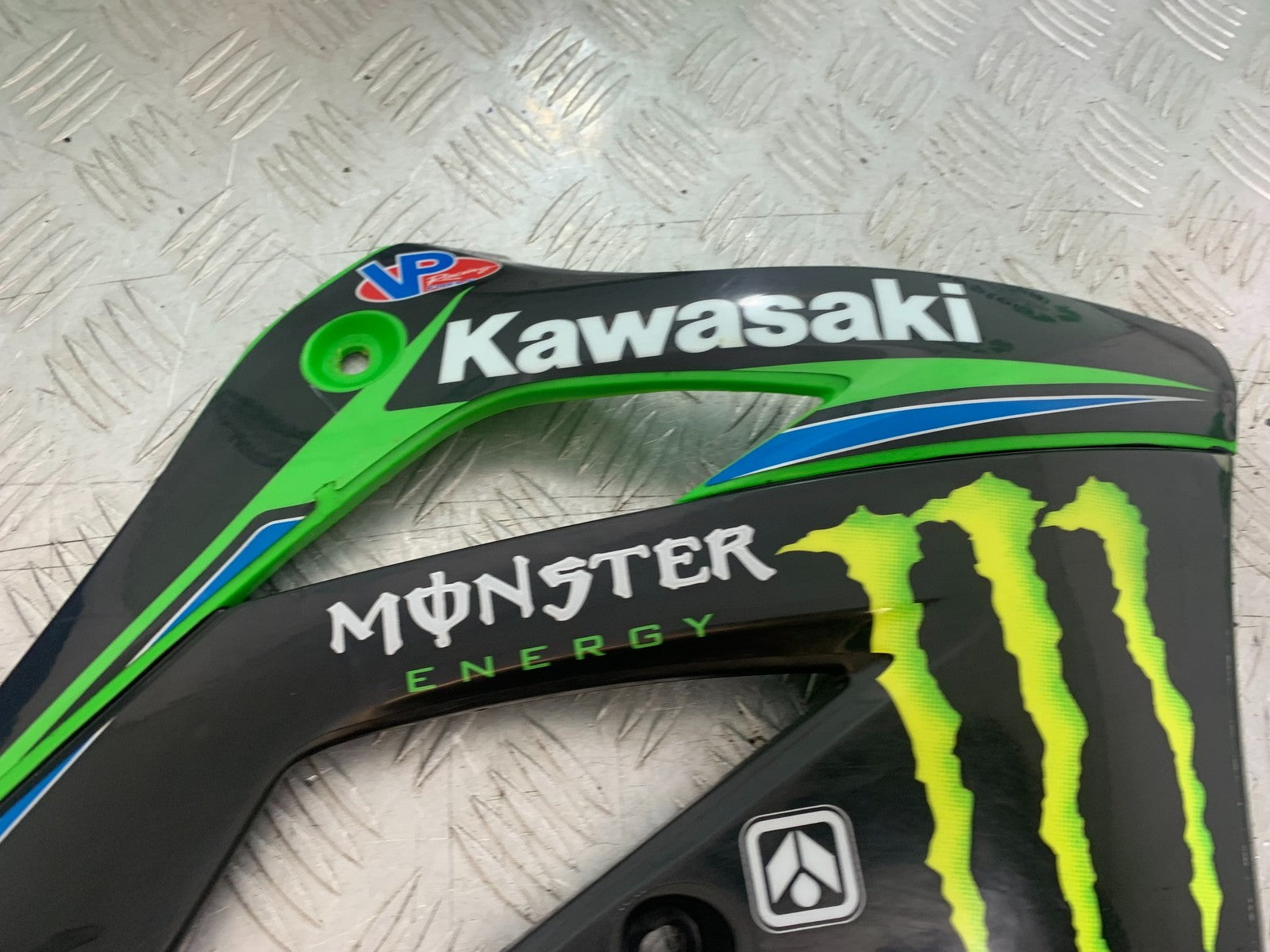 KAWASAKI KXF450 KXF 450 RIGHT RADIATOR COWL   YEAR 2013 CMB1217)