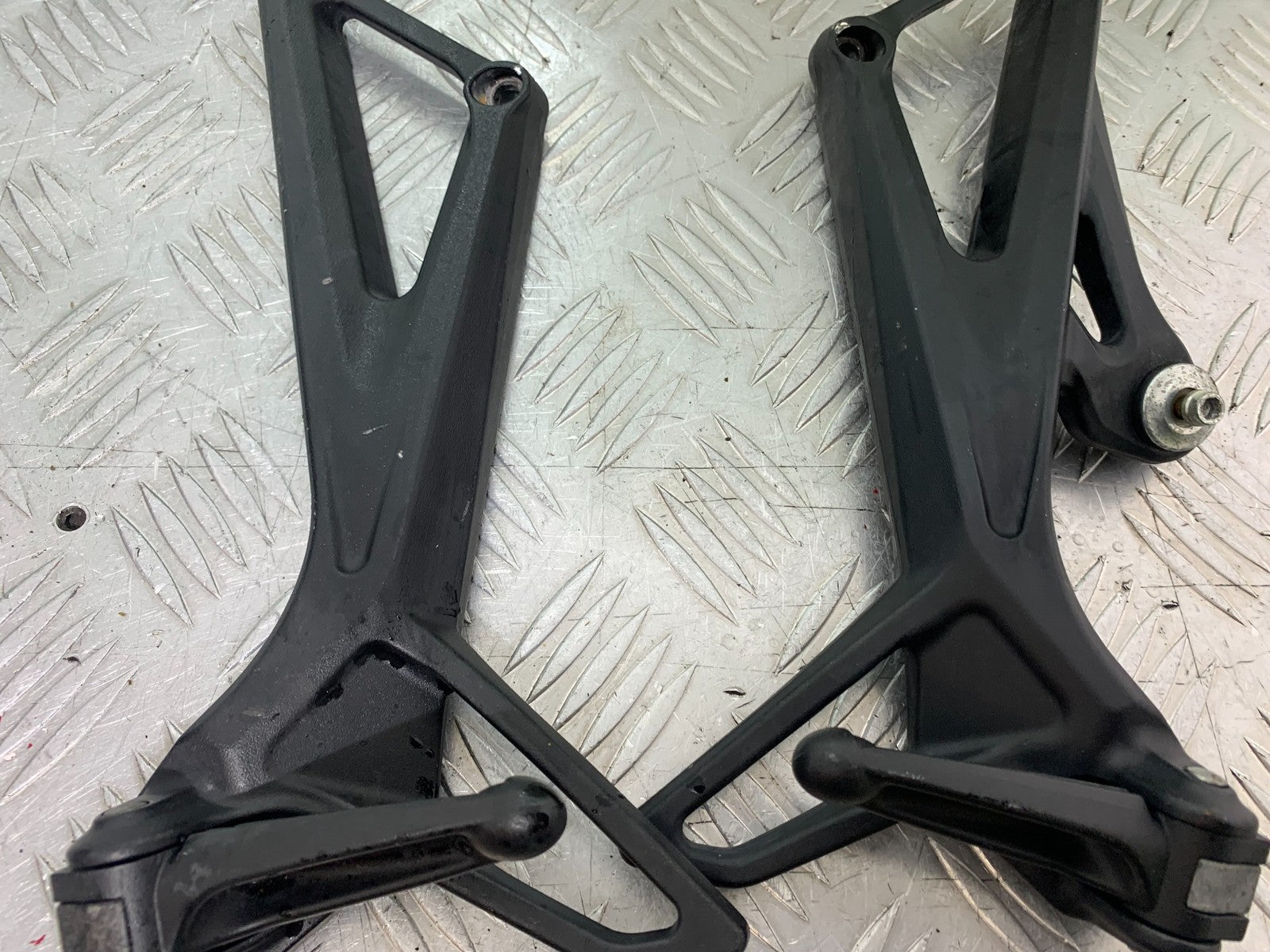 MV AGUSTA 800 F3 REAR HANGERS AND PEGS  YEAR 2017-2019 (CMB1227)