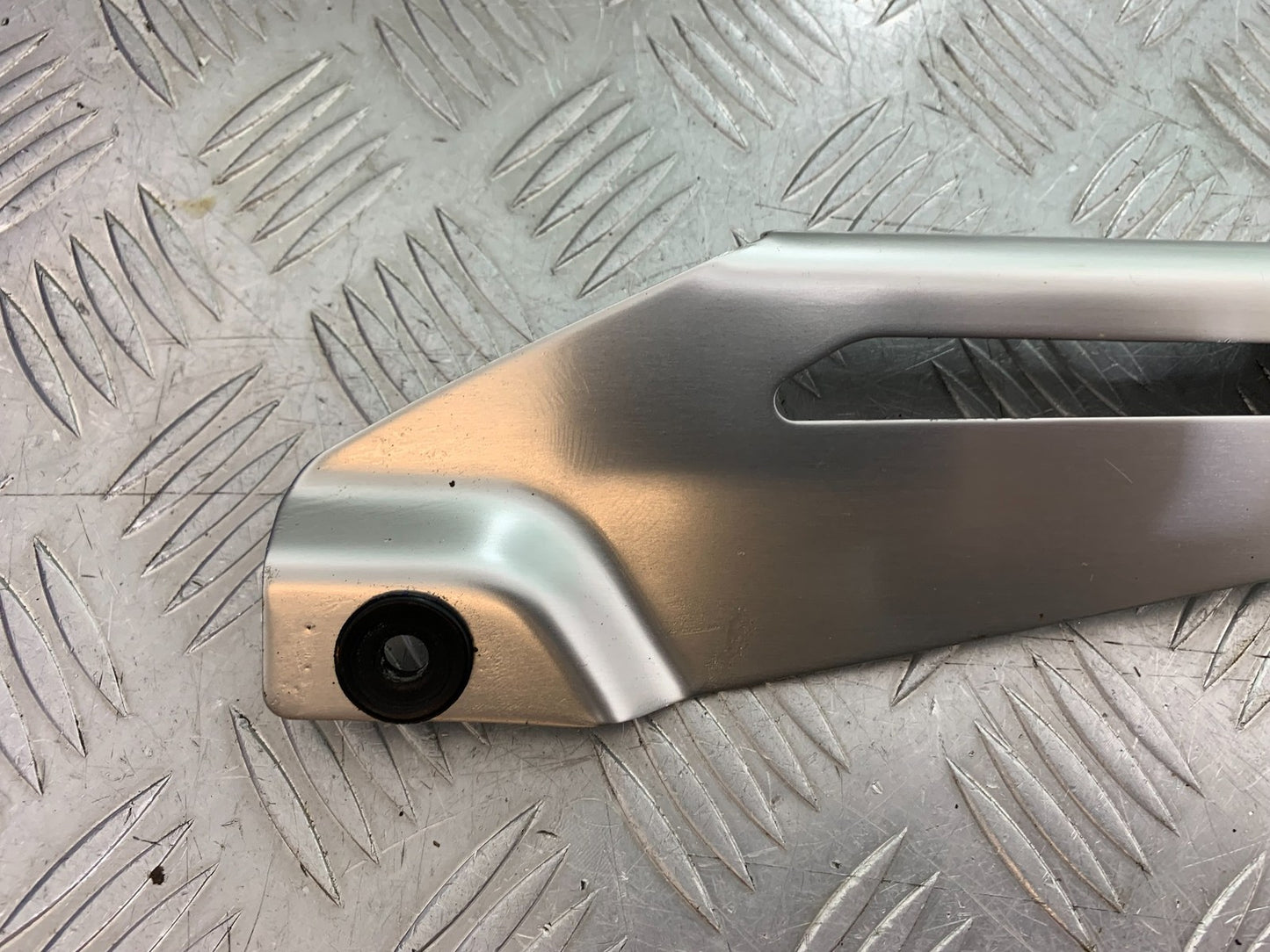 SUZUKI GSF1200 GSF 1200 BANDIT CHAIN GUARD YEAR 2001-2004 (CMB1188)