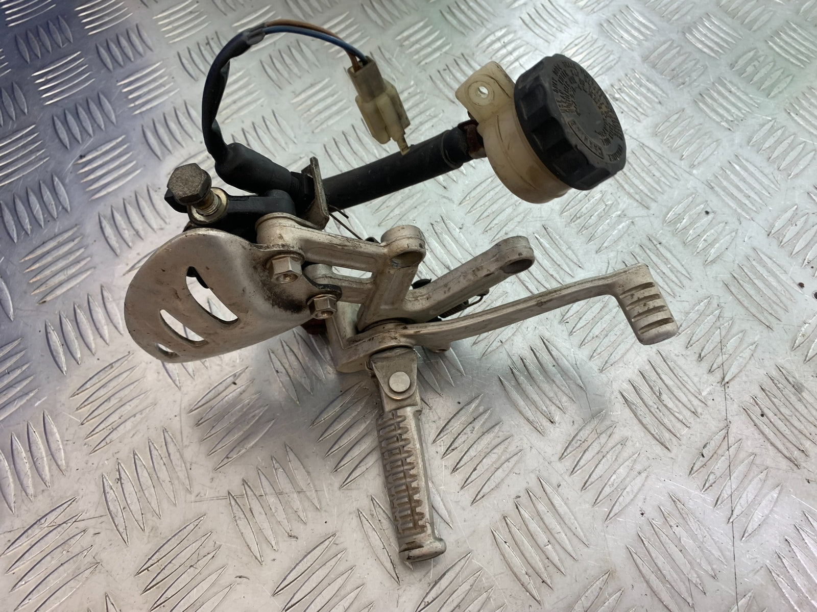TRIUMPH T509 SPEED TRIPLE FRONT RIGHT HANGER  YEAR 1997-1998 (CMB1144)