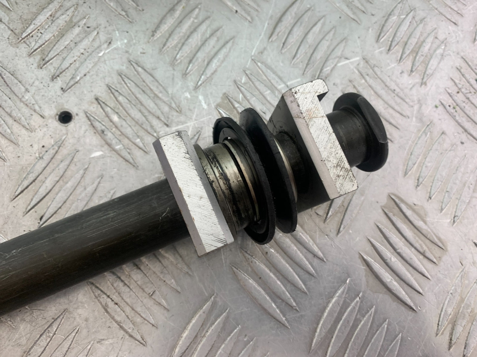 YAMAHA YZF R1 REAR WHEEL SPINDLE   YEAR 2004-2006 (CMB1155)