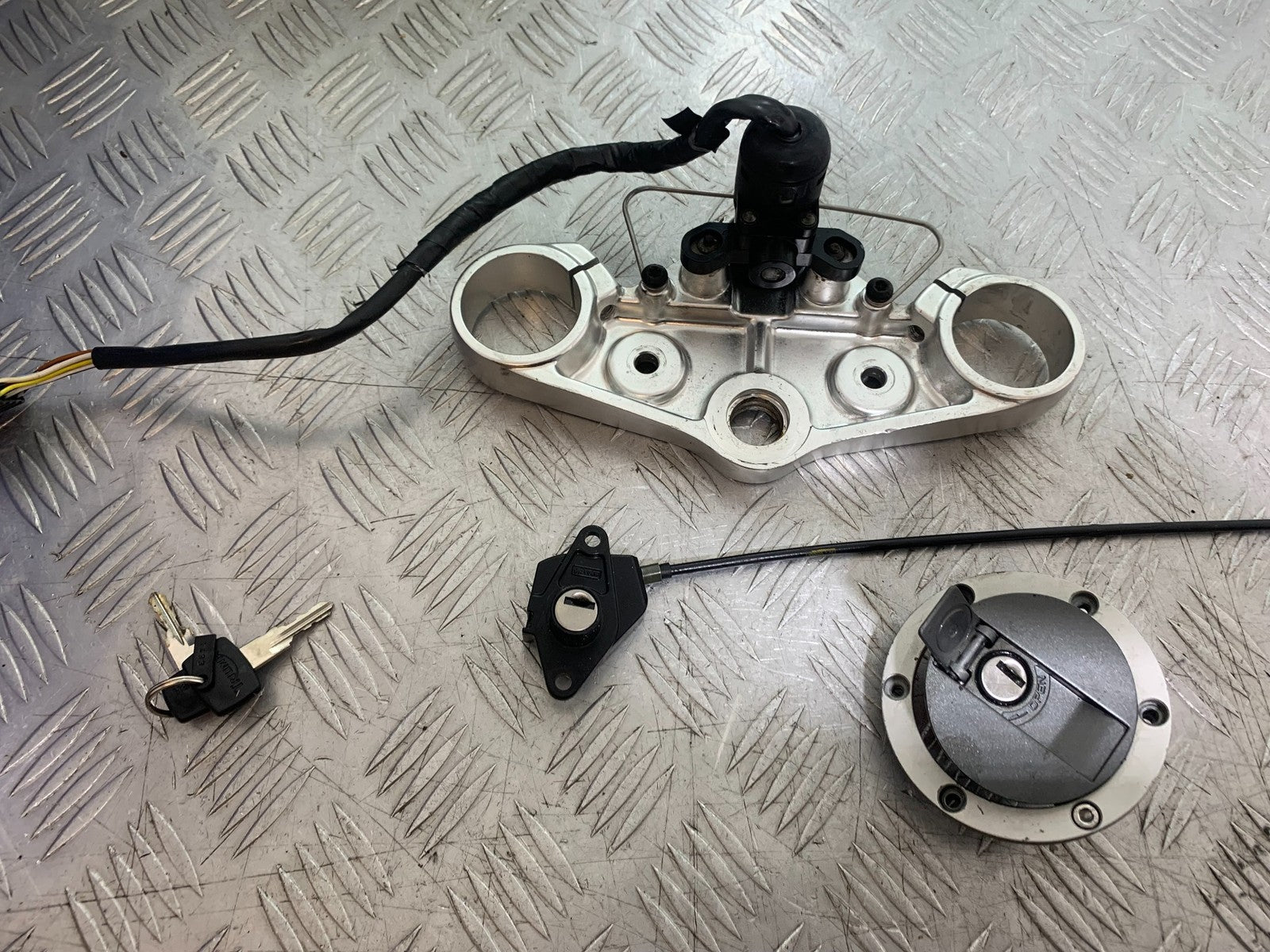 TRIUMPH 1050 SPEED TRIPLE LOCKSET AND KEYS   YEAR 2005-2007 (CMB1322)