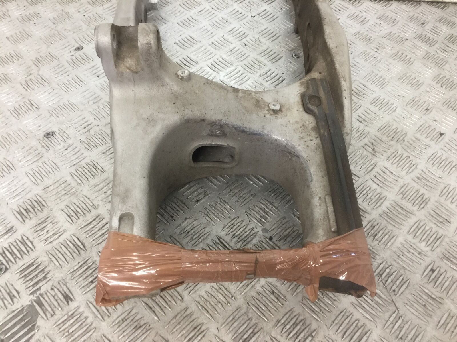 APRILIA DORSODURO 750 FACTORY SWINGARM  YEAR 2011  (STOCK 908)