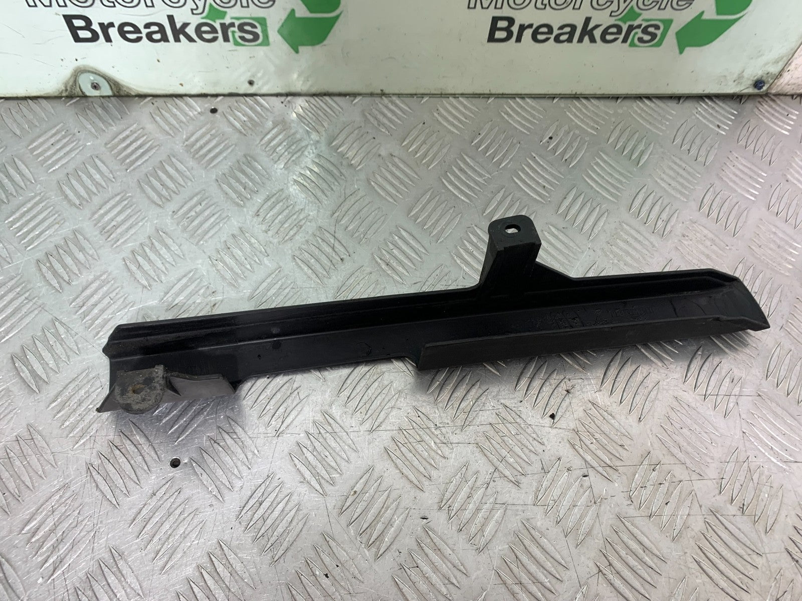 TRIUMPH 955i DAYTONA CHAIN GUARD  YEAR 2002-2006 (CMB1229)
