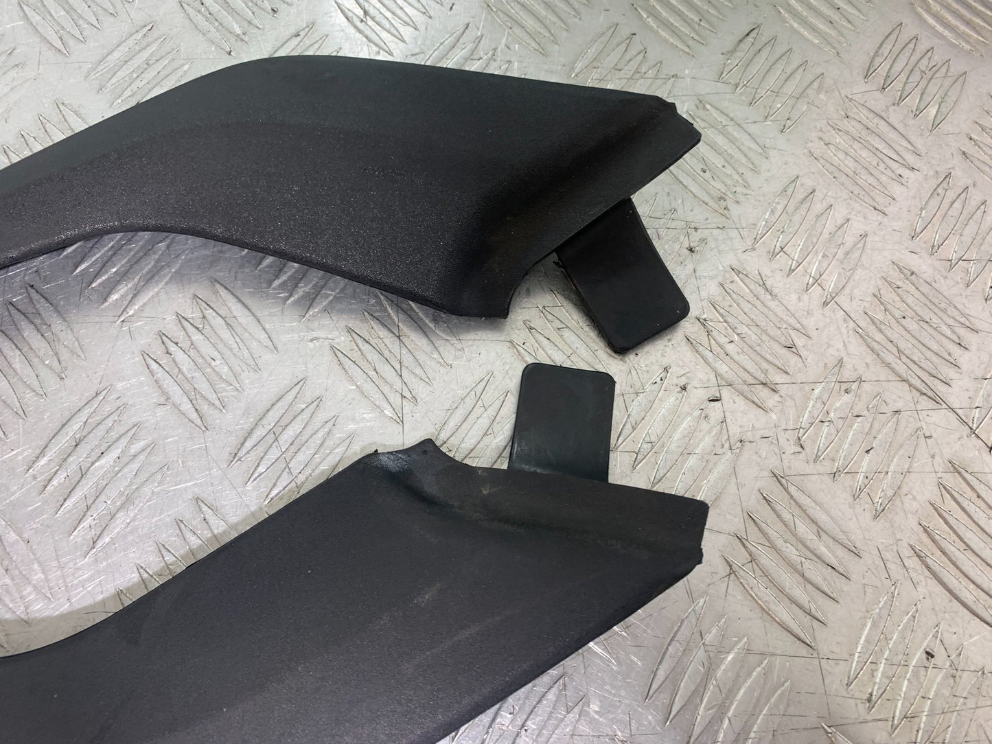 TRIUMPH 1050 SPRINT GT LEFT & RIGHT TANK INFILL RUBBERS YEAR 2010-2016 (CMB1250)