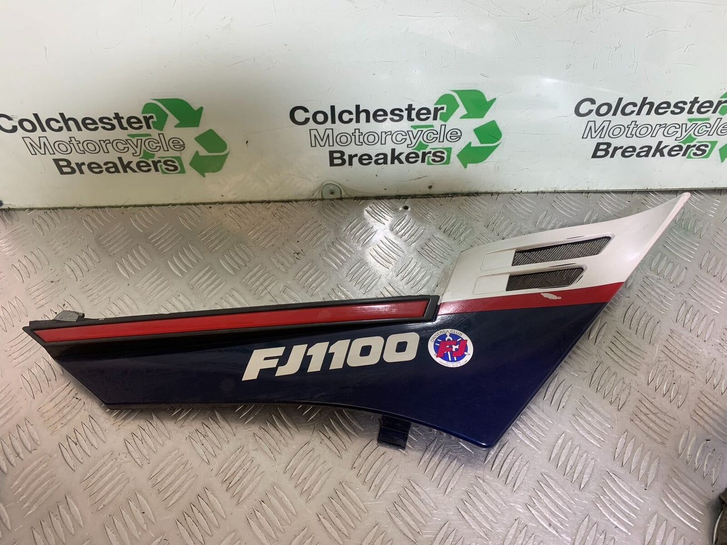 YAMAHA FJ1100 FJ 1100 RIGHT SEAT PANEL  YEAR 1984-1985 (CMB1101)