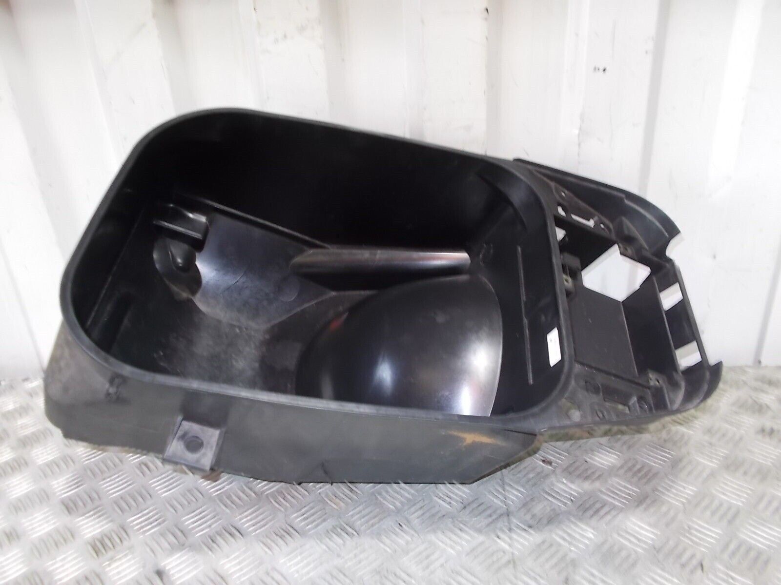 YAMAHA XP500 XP 500 TMAX T-MAX HELMET BOX YEAR 2002