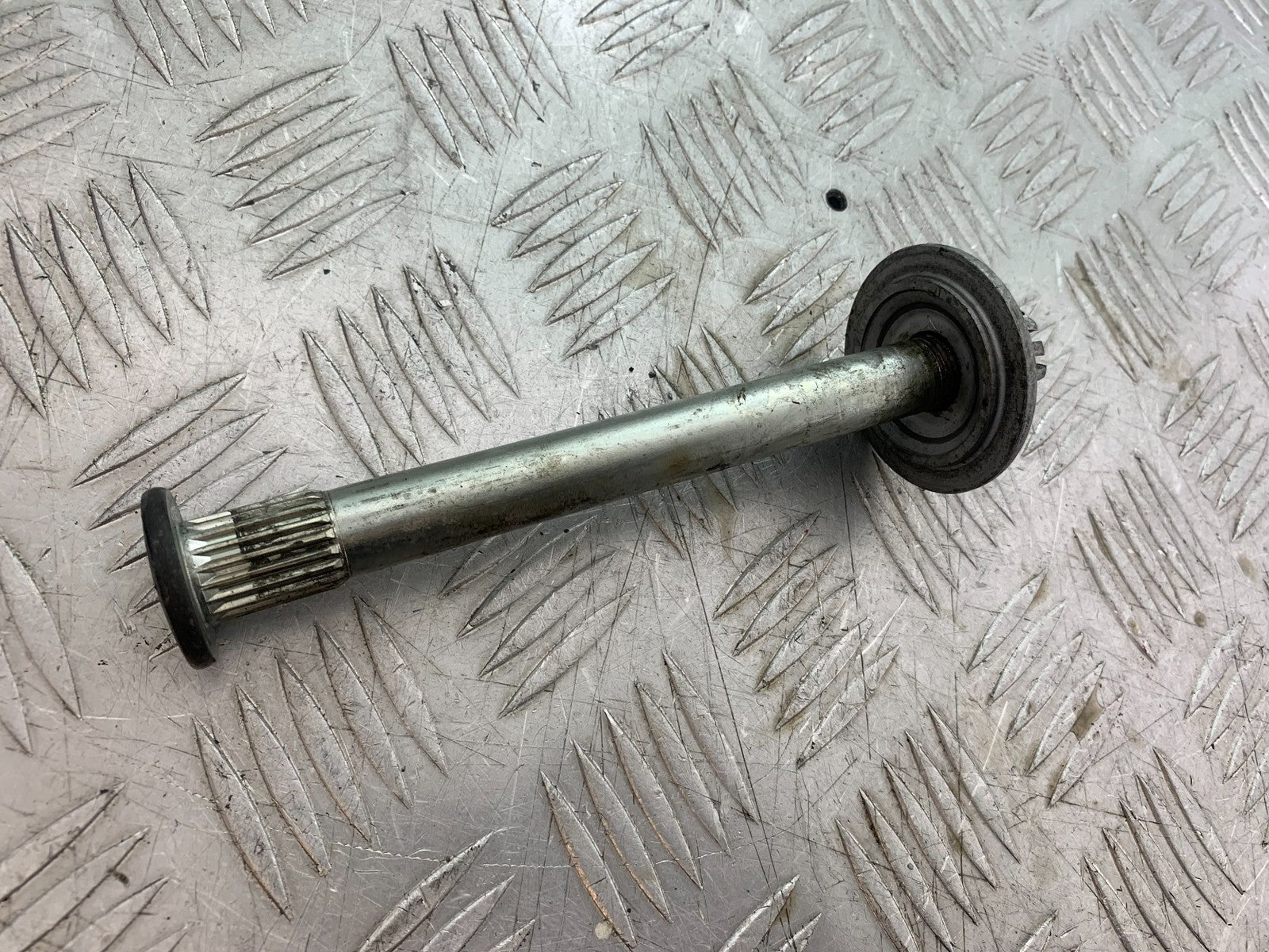HONDA NTV 600 REVERE REAR WHEEL SPINDLE YEAR 1988-1996  (CMB1281)