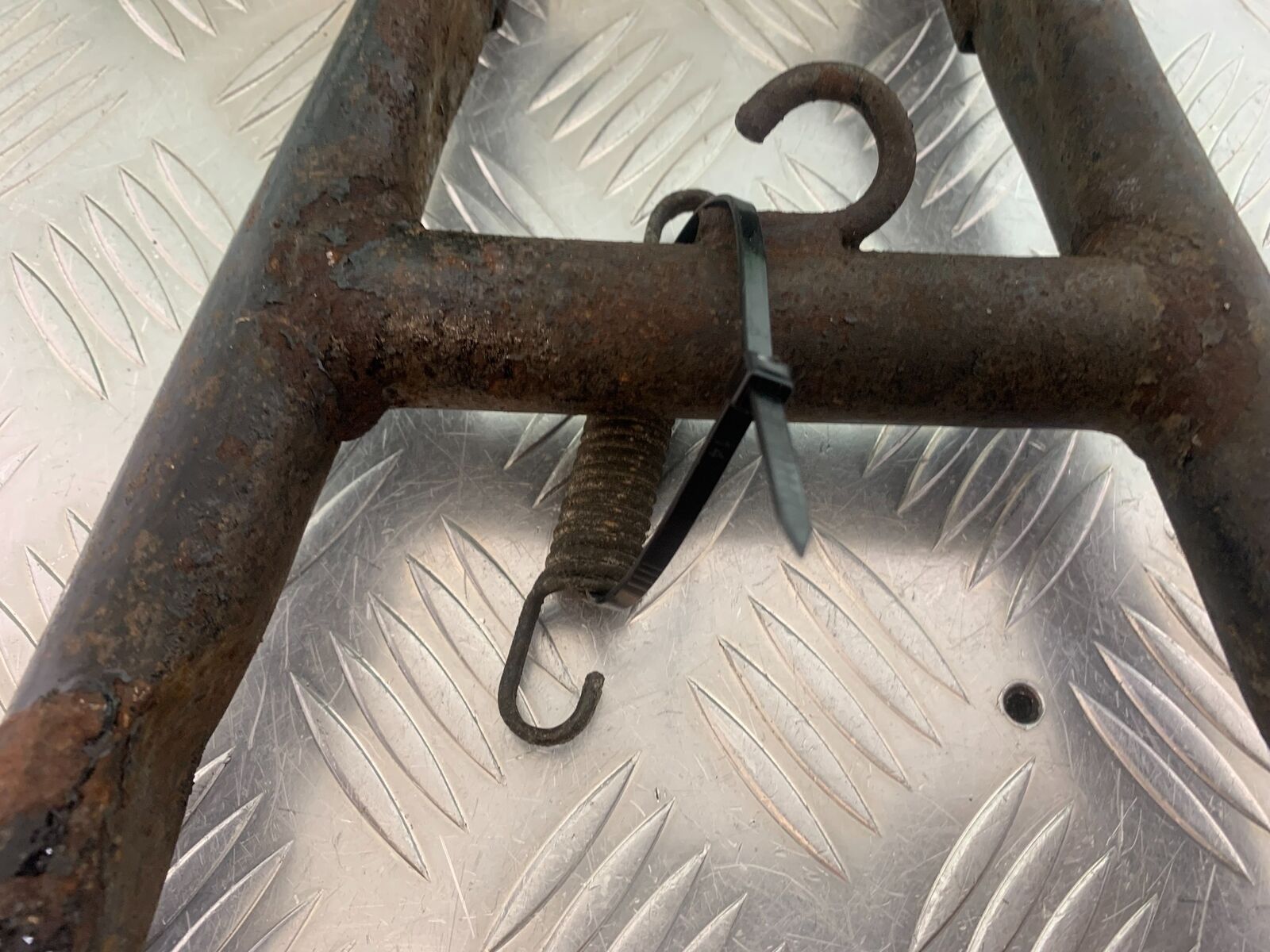 KAWASAKI ZR 750 ZEPHYR CENTER STAND   YEAR 1991-95 (CMB1008)
