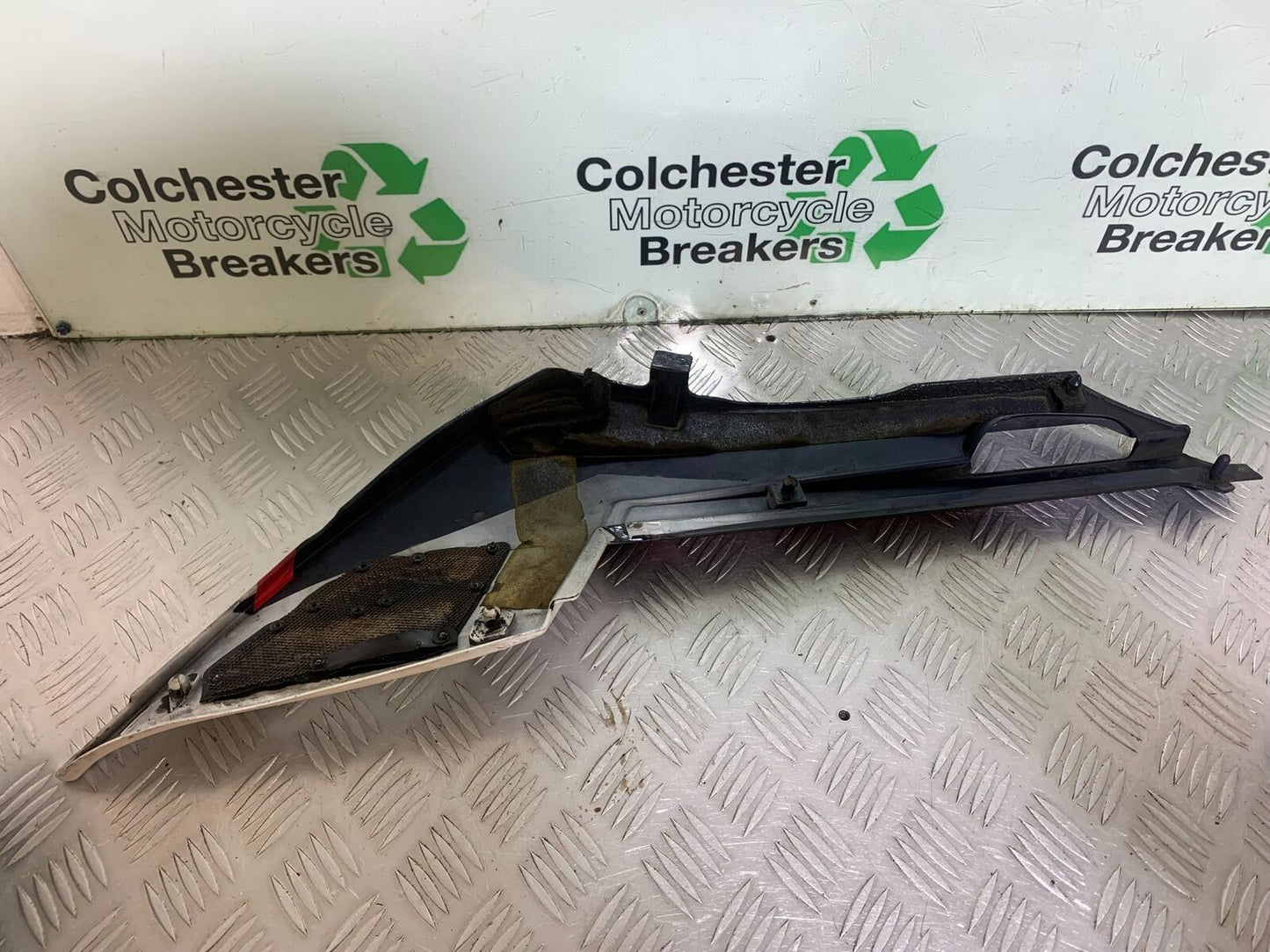 YAMAHA FJ1100 FJ 1100 LEFT SEAT PANEL  YEAR 1984-1985 (CMB1101)