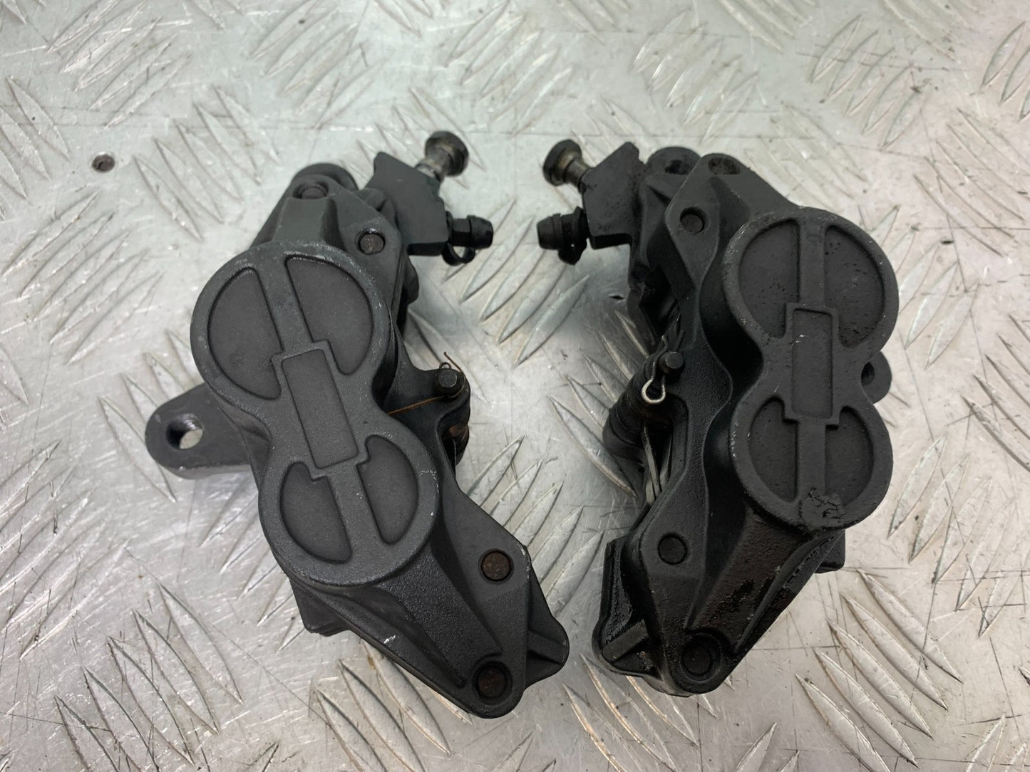 TRIUMPH 955i DAYTONA FRONT BRAKE CALIPERS YEAR 2002-2006 (CMB1229)