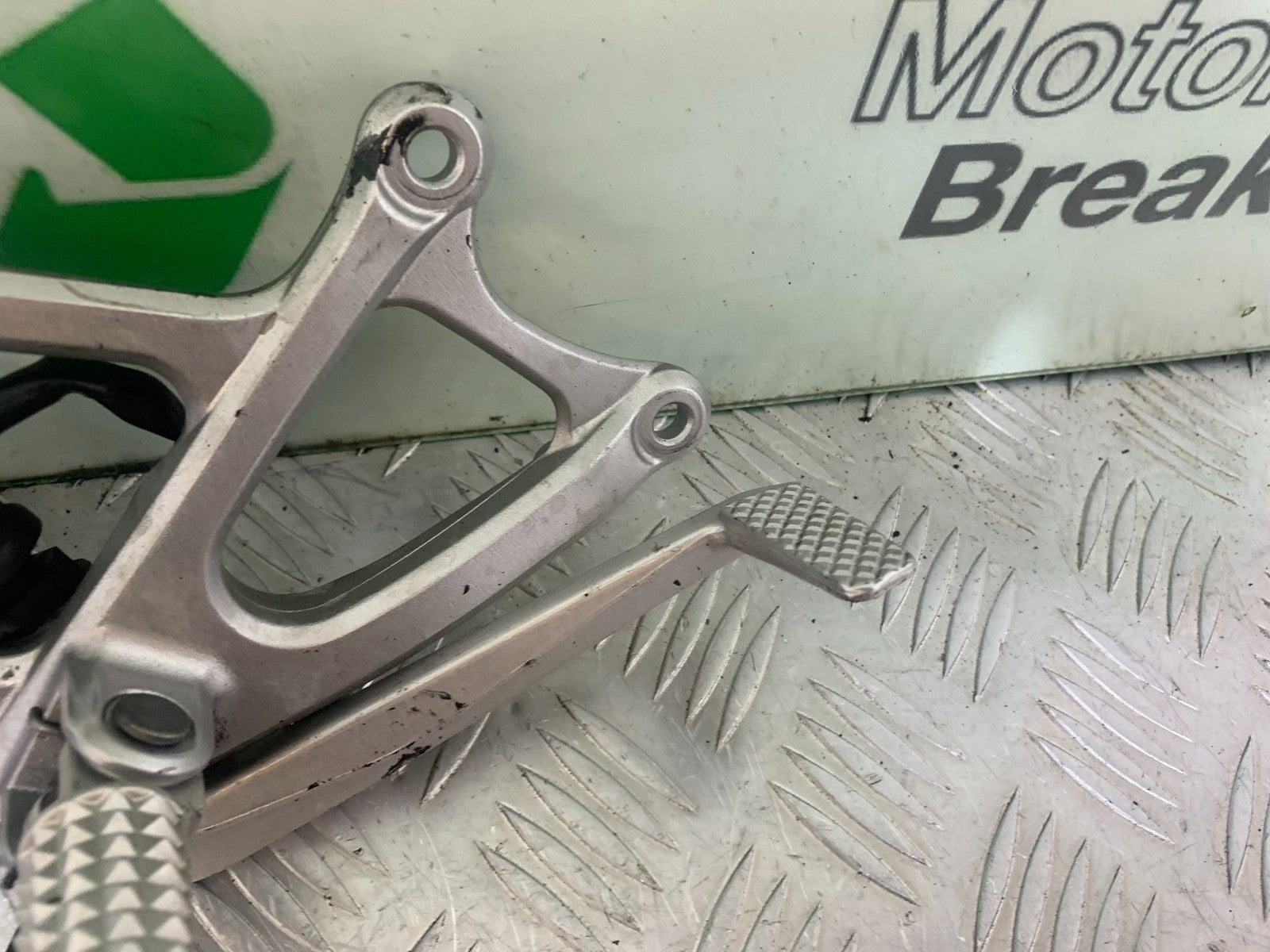 YAMAHA YZF R1 14 B BIG BANG FRONT RIGHT HANGER   2009-14 (CMB1175)