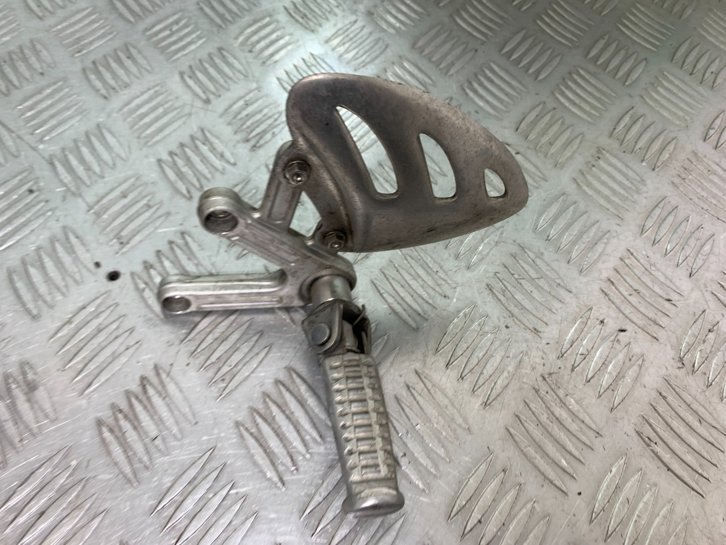 TRIUMPH T509 SPEED TRIPLE FRONT LEFT HANGER  YEAR 1997-1998 (CMB1144)