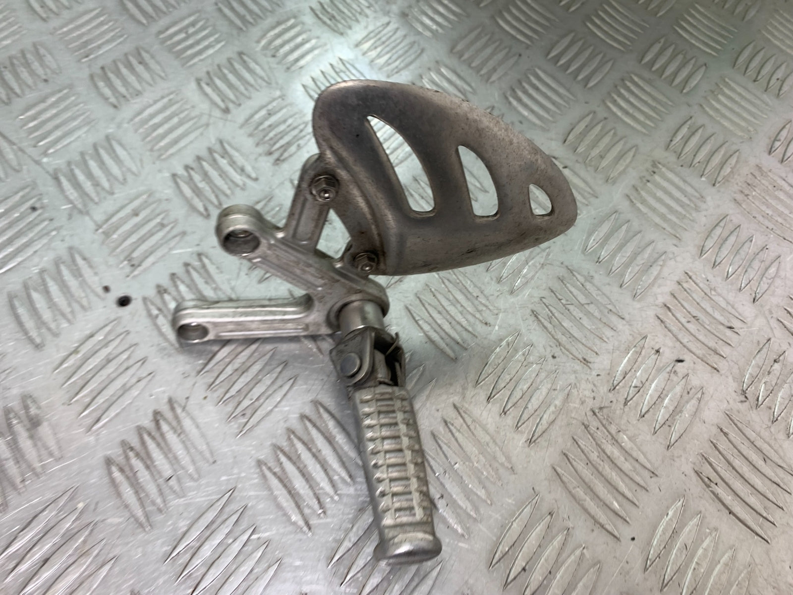 TRIUMPH T509 SPEED TRIPLE FRONT LEFT HANGER  YEAR 1997-1998 (CMB1144)