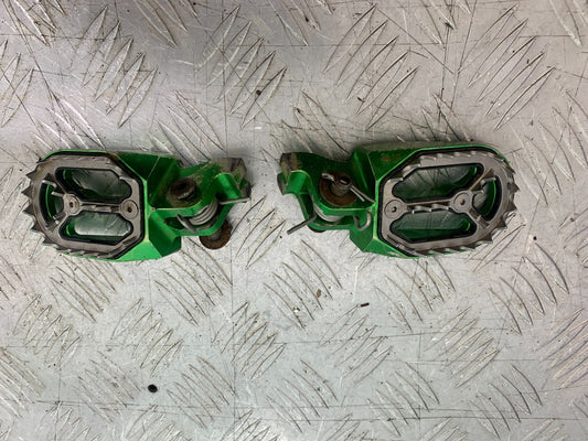 KAWASAKI KXF450 KXF 450 FOOTPEGS  YEAR 2013 CMB1217)