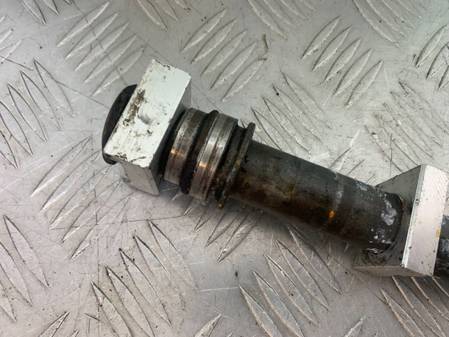 YAMAHA YZF1000 THUNDERACE REAR WHEEL SPINDLE   YEAR 1997-2000 (CMB1204)